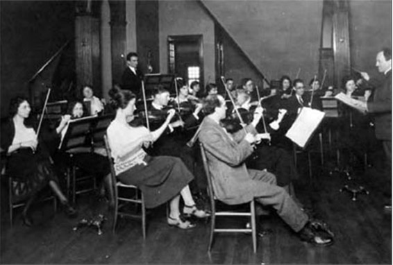 Ernest Bloch dirige l'orchestre des étudiants