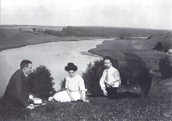 Leonide Sabaneev, Tatiana Schloezer et Alexandre Scriabine, au bord de l'Oka.