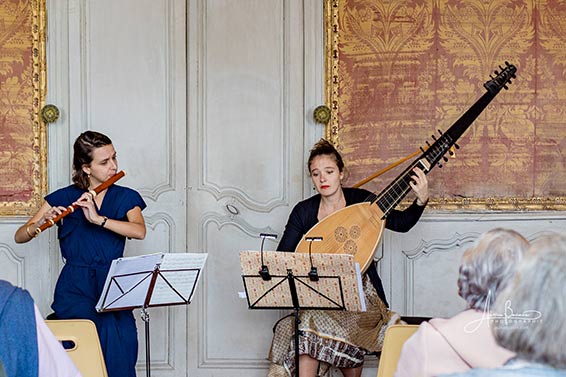 Le duo T for Two, Alice Szymanski (traverso) et Albane Imb (théorbe, guitare). Photographie © Auxie Boivin.