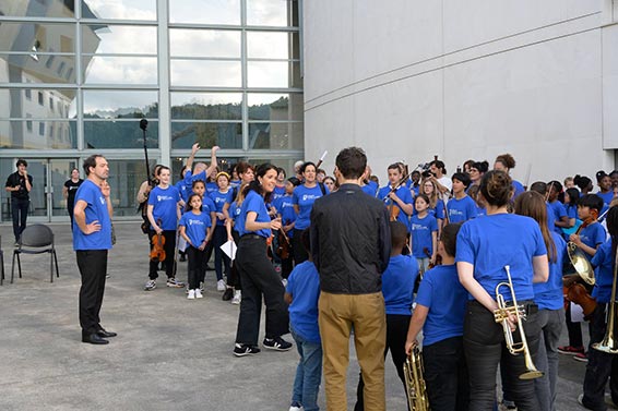 Demos Caen la mer en répétition devant la Philharmonie Photographie © Claude Boisnard.