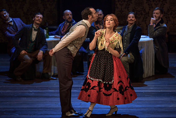 Angèle de Olivarès (Anne-Catherine Gillet), Horace de Massarena (Cyrille Dubois), chœur les éléments. Photographie © Stefan Brion.
