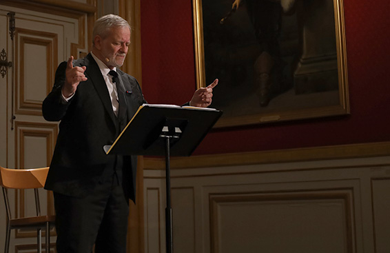 Francis Huster, grand salon des Invalides, 18 novembre 2024. Photographie © musicologie.org.