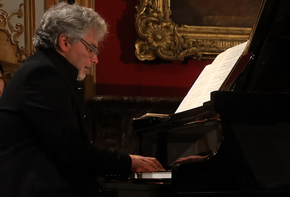 Pasca Amoyel, grand salon des Invalides, 18 novembre 2024. Photographie © musicologie.org.