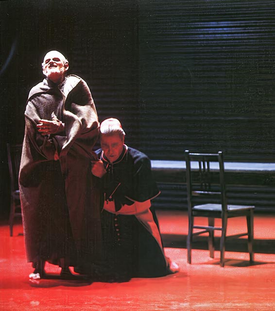 Jacques Fromental Halévy, La juive, Stadttheater Bielefeld, 1989, Éléazar (James O'Neil), le Cardinal de Brogni (Gidon Saks), mise en scène de John Dew, décor et costules de Gottfired Pilz, direction pusicale de Rainer Koch. 