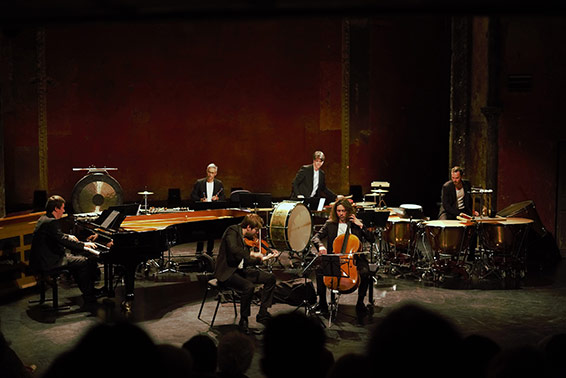 Les trio Messiaen et le trio Xenakis aux Bouffes du Nord. Photographie © Amandine Aubrée.