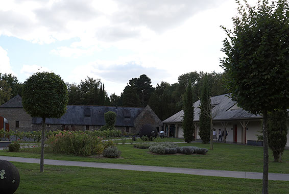 Vue sur une partie du domaine hôtelier Loire & Sens. Photographie © musicologie.org.