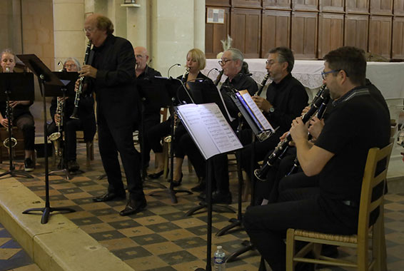 L'ensemble Clarinis avec Michel Lethiec. Église de Juigné-sur-Loire, 14 septembre 2024. Photographie © musicologie.org.