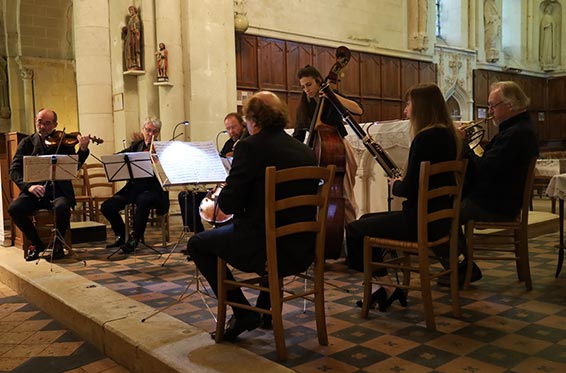 Jan Talich, Radin Sedmidulsky, Petr Prause, Michel Lethiec, Laurène Durantel-Helstroffer, Marie Boichard, André Cazalet. Église de Juigné-sur-Loire, 14 septembre 2024. Photographie © musicologie.org.