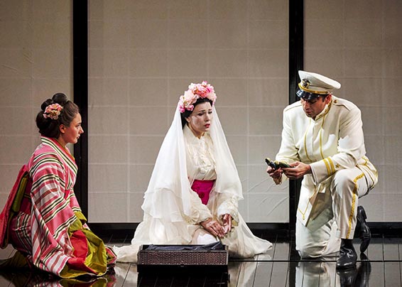 Daria Sushkova (Suzuki), Marina Rebeka (Cio-Cio-San) et Joshua Guerrero (Pinkerton). Photographie © Wiener Staatsoper - Michael Pöhn.