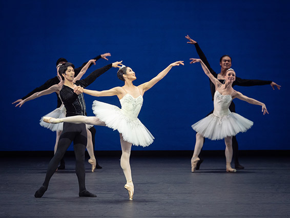 Masayu Kimoto, Hyo-Jung Kang, Ensemble. Symphony in C. Photographie © Wiener Staatsballett, Ashley Taylor.