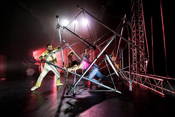 Cirkus Cirkör Tipping Point. Photographie © Hakan Larsson.