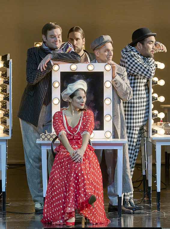 Daniel Jenz (Brighella), Sara Blanch (Zerbinetta), Simonas Strazdas (Truffaldin), Andrea Giovannini (Scaramouche) et Jusung Gabriel Park (Arlequin). Photographie Wiener Staatsoper Michael Pöhn.