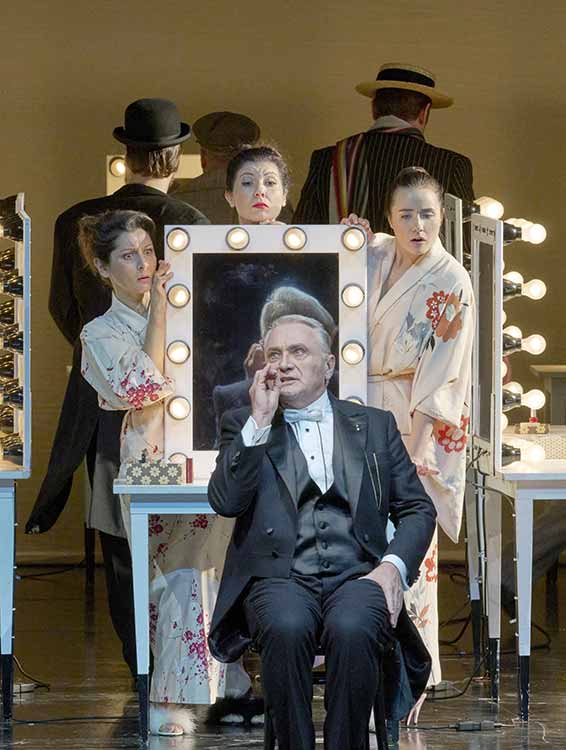 Ileana Tonca (Echo), Florina Ilie (Nayade), Bernhard Schir (Le Majordome) et Daria Sushkova (Dryade). Photographie Wiener Staatsoper Michael Pöhn.