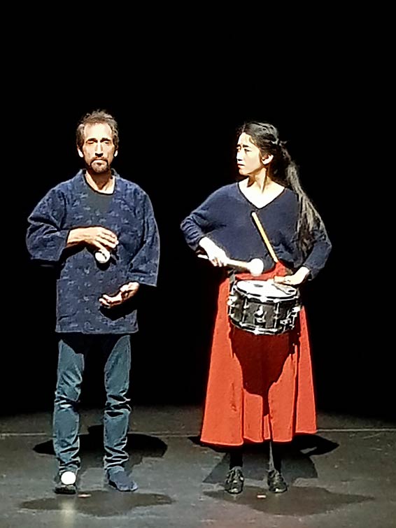 Duo de têtes avec tambour à Caen, Denis Fargeton et Hsin Hsuan Wu. Photographie © Patricia Segretinat.