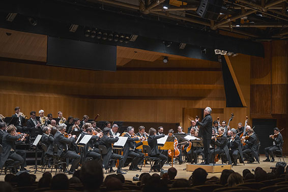 Orchestre de la Wiener Staatsoper et Bertrand de Billy (Directeur). Photographie © Marco Borrelli.