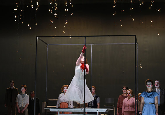 Fausto de Louise Bertin à Aalto-Theater Essen, Jessica Muirhead (Margarita), Chœur de l'Opéra. Photographie © Forster.