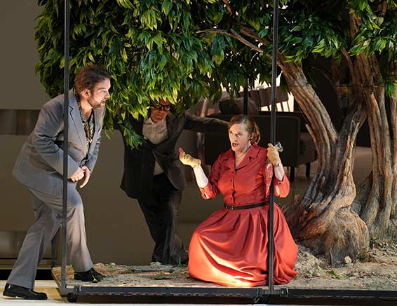 Fausto de Louise Bertin à l'Opéra d' Essen, Mirko Roschkowski (Fausto), Almas Svilpa (Mefistofele), Jessica Muirhead (Margarita). Photographie © Forster.