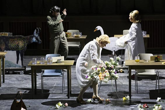 Der Freischutz à l'Opéra d'Anvers, Ilker Arcayürek (Max), Louise Kemény (Agathe), Rosemary Hardy (Ännchen). .Photographie © Annemie Augustijns.