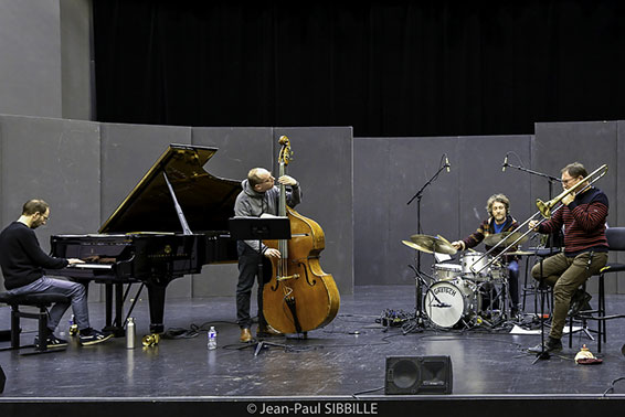 François Chesnel, Yoni Zelnik, David Georgelet, Thierry Lhiver en répétition. Photographie © Jean-Paul Sibbille.