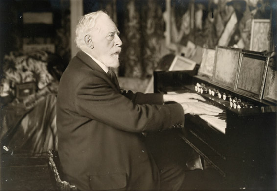James Ensor jouant sur son harmonium, phtographie dédicacée à Blanche Hertoge, 1935.