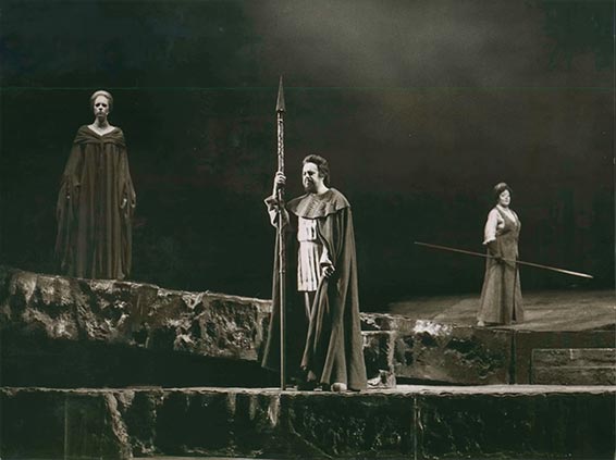La Walkyrie, Badisches Staatstheater Karlsruhe, 1974-1775, avec Karen Middleton, Karl-Walter Böhm, Herbert Becker, Dieter Brencke, Robert Chrislegen, Astrid Schirmer.Photographie © Gerd Weiss.