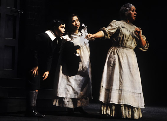 Benjamin Britten, Le tour d'écrou, mise en scène de Michaël Hampe, Opéra-Comique de Paris, 10 février 1986. Photographie de Daniel Cande.