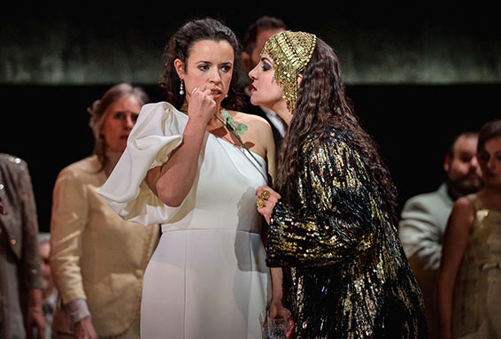 Lila Dufy (Dircé), Joyce El-Khoury (Médée). Photographie © Stefan Brion.