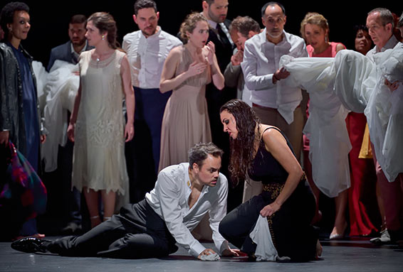 Lila Dufy (Dircé), Joyce El-Khoury (Médée). Photographie © Stefan Brion.