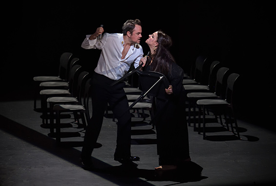Joyce El-Khoury (Médée), Julien Behr (Jason). 