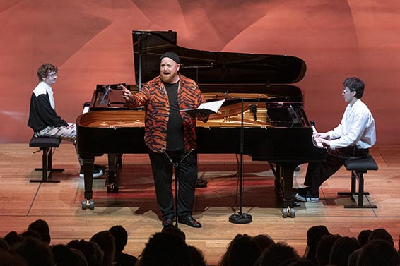 Concert hommage à David Hockney, le 13 avril 2025 à la fondation Louis Vuitton, Paris, Nicky Spence, Pavel Kolesnikov et Samson Tsoy. Photographie © Fondation Louis Vuitton / Gaël Cornier.