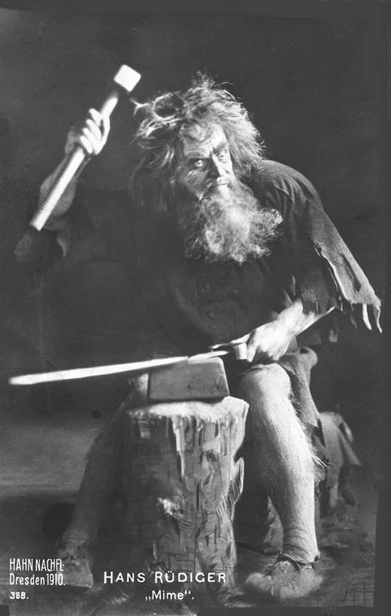 Hans Rüdiger dans Siegfried, Théâtre de la cour de Dresde, 1910. Photographie d'Ernst Müller, 1910. (carte postale). Deutsche Fotothek.