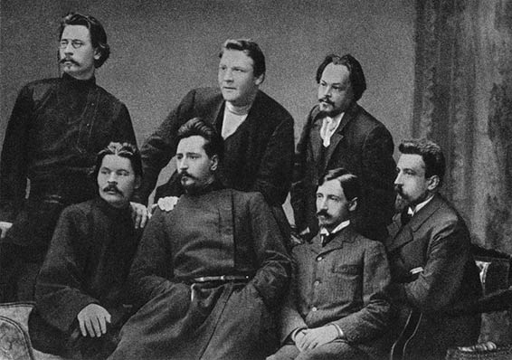 Debout : Skitalets, Chaliapine, Chirikov ; assis : Gorki, Andreev, Bounine, Telechov, 1902.