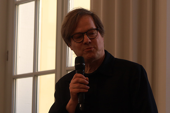 Jan Vogler au cours d'une soirée de présentation et de réflexion à propos de Die Walküre, Festival de musique de Dresde, 8 mai 2024. Photographie © musicologie.org.