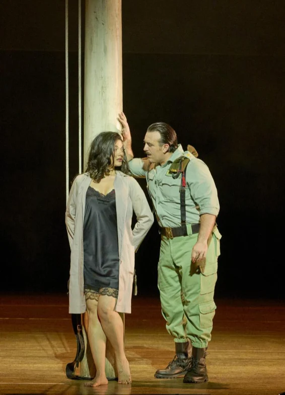 Elmina Hasan (Carmen) et Freddie de Tommaso (Don José). Photographie © Wiener Staatsoper - Michael Poehn.