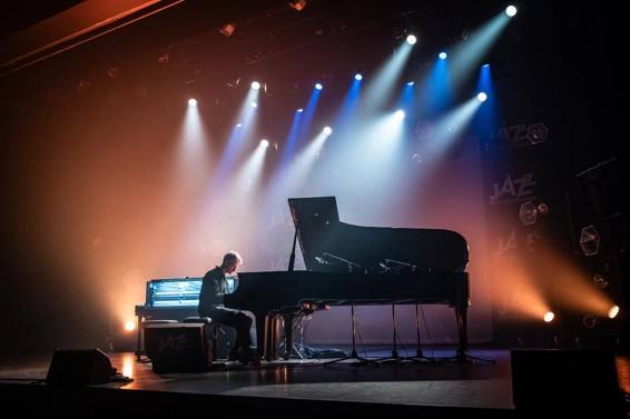 Édouard Ferlet et son Pianoïd à Jazz sous les pommiers. Photographie © Didier Eudes.
