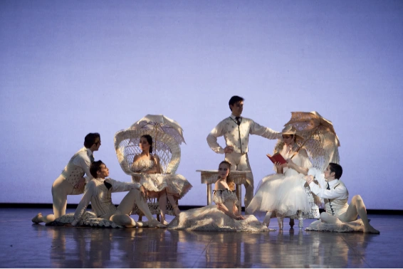 La Dame aux camélias (John Neumeier). Photographie © Sébastien Mathé - OnP.