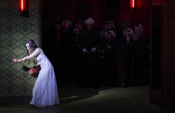 Sabine Devieilhe (Lucie Ashton), Edwin Crossley-Mercer (Raymond Bidebent), choeur accentus. Photographie © Herwig Prammer.