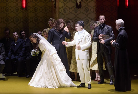 Sabine Devieilhe (Lucie Ashton), Etienne Dupuis (Henri Ashton), Sahy Ratia (Lord Arthur Bucklaw), Yoann Le Lan (Gilbert), Edwin Crossley-Mercer (Raymond Bidebent), choeur accentus. Photographie © Herwig Prammer.
