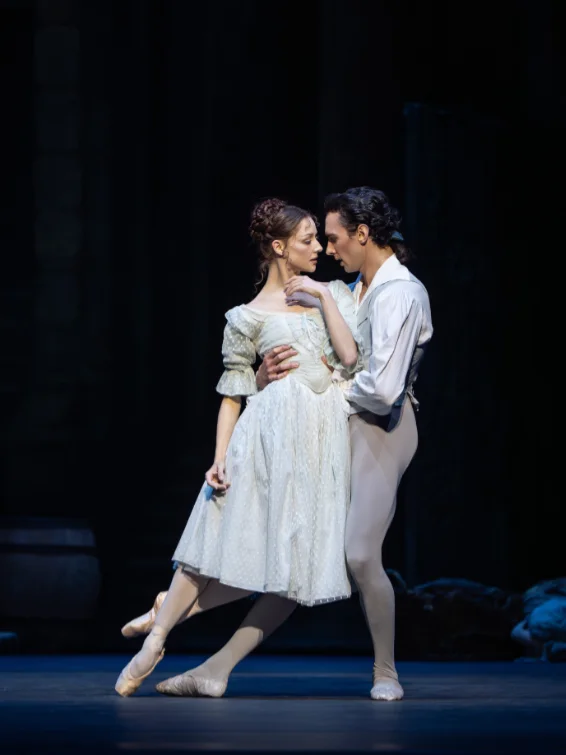 Madison Young (Manon) et Alessandro Frola (Des Grieux). Photographie © Wiener Staatsballett - Ashley Taylor.