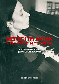 n premier livre d’entretiens de la compositrice Meredith Monk, réalisés par Jean-Louis Talon, paraissait en 2015 aux éditions Nouvelles Cécile Defaut. <span class="italique">Meredith Monk, une voix mystique</span>, reprend ces entretiens, remaniés, auxquels s’ajoutent quatre nouveaux, effectués à distance en 2020.</p>
<p> Meredith Monk, née à New York en 1942, est immergée dès l’enfance dans la musique. Sa mère est une chanteuse pop, son grand-père basse-baryton. Elle commence la musique à l’âge de trois ans, par la méthode Dalcroze, censée lier musique et mouvements du corps. Atteinte de strabisme, cette méthode l’aide à coordonner ses mouvements. Elle chante, suit des cours de piano, de théorie musicale, étudie à l’université Sarah Lawrence la composition et la danse, et découvre que la voix sera centrale dans sa démarche artistique : « Elle me paraissait être en mesure de libérer mon expression, de tout