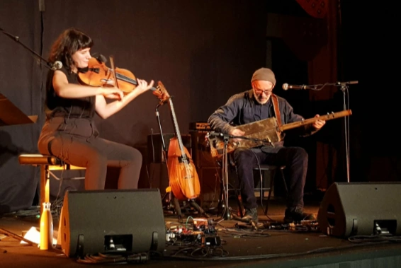 Le duo Morfin et Ziad à Saint-Lô d’Ourville. Photographie © Patricia Ségrétinat.