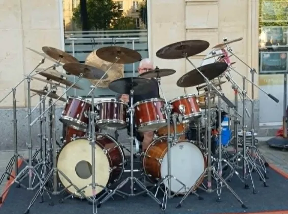 Le batteur solitaire en solo. Photographie © Patricia Ségrétinat.