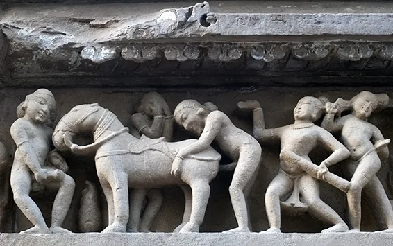 Détail du socle du temple de Lakshmana à Khajuraho (Inde).