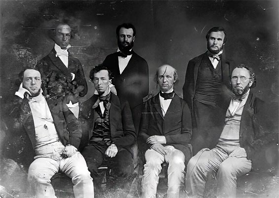 L'équipe éditoriale du New York Tribune : de gauche à droite : George M. Snow (finances), William Henry Fry, Bayard Taylor; Charles A. Dana, Horace Greeley,  Henry J. Raymond, George Ripley (littérature).